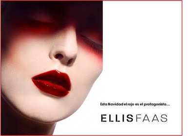 La maquilladora Ellis Faas viste los labios de rojo sangre estas Navidades
