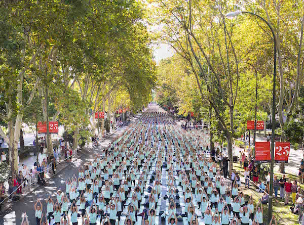 El domingo 3000 personas ocuparon el Paseo del Prado… para practicar yoga