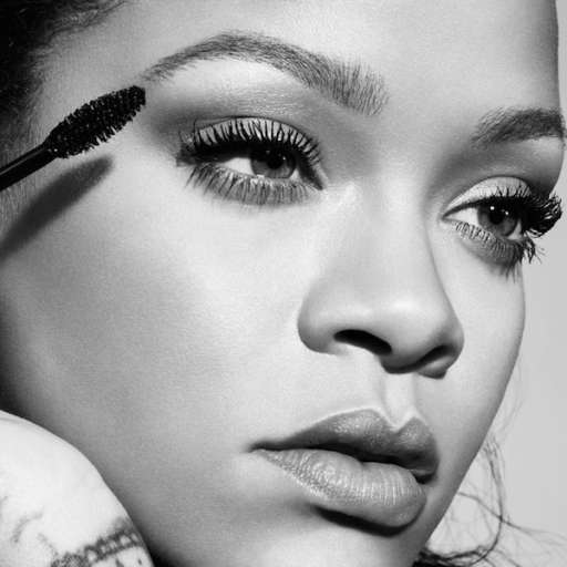 Rihanna presenta su primera máscara de pestañas, por Ana Parrilla