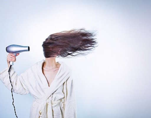 Secarse el pelo al aire no es tan bueno como creías