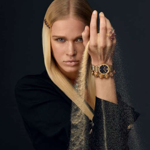 Fien Kloos, Simone Bricchi y Valentin Humbroich, en la campaña Versace Watches, por Ana Parrilla