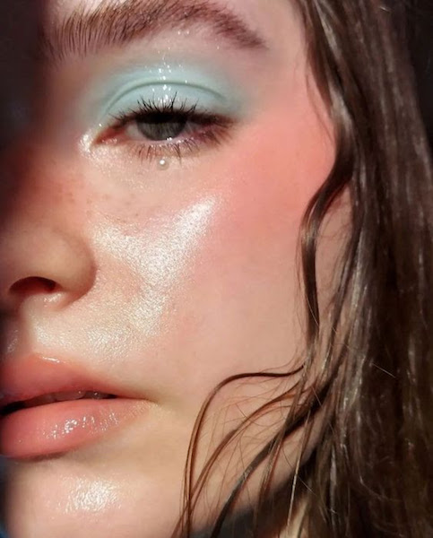 6 productos para un sencillo “mermaidcore makeup”, la tendencia de maquillaje que arrasa este verano