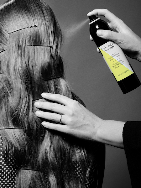 Mucho más que un fijador, el nuevo spray de Sisley cuida y trata el cabello aportándole brillo y suavidad              