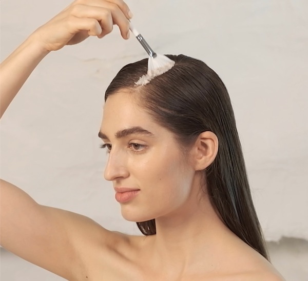 ¿Sabes todo lo que la exfoliación del cuero cabelludo puede hacer por tu pelo?